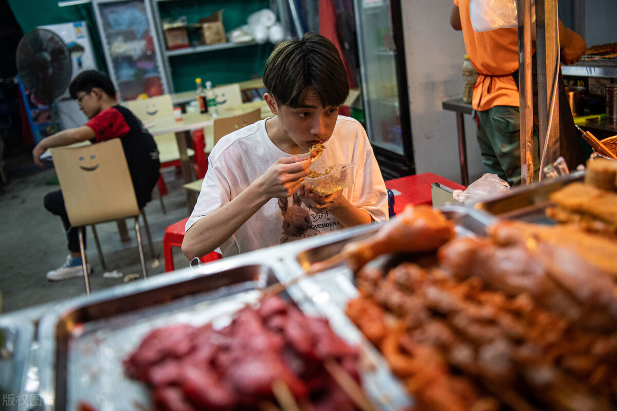 小夫妻摆摊卖烧烤月收入2万多,摆摊卖烧烤一天卖300元可以赚多少