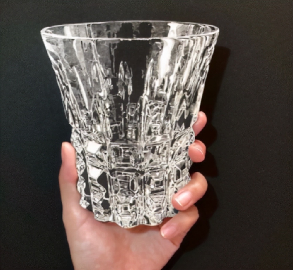 日本妹子把白纸刻成玻璃杯，连水珠都能看见，裸眼3D还能这么玩？
