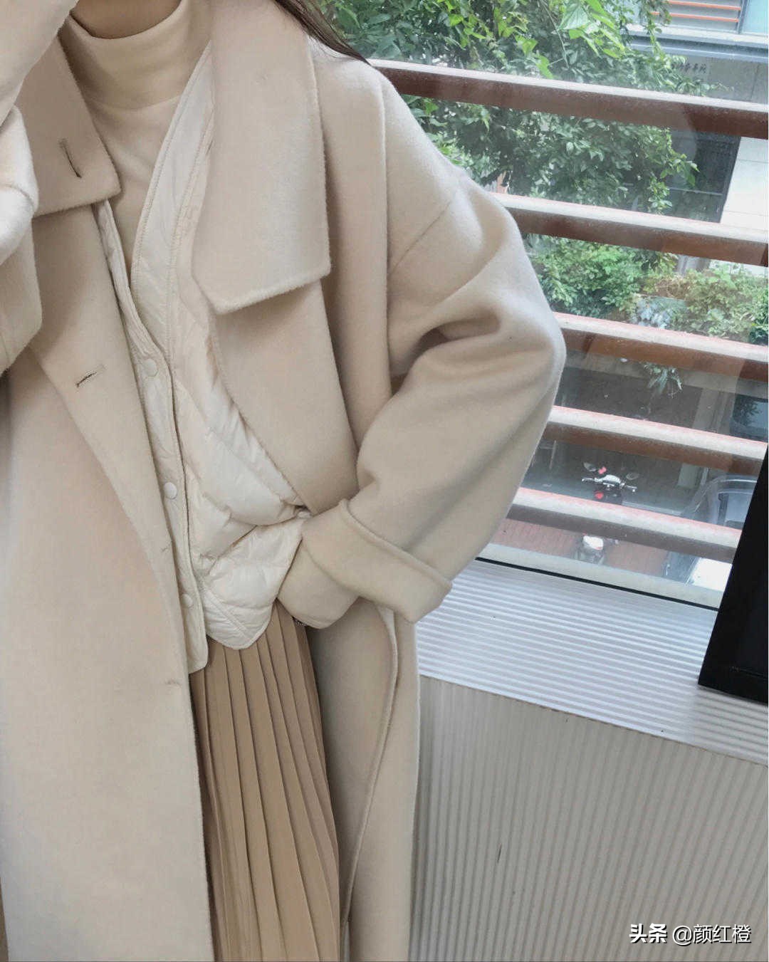 羽绒马甲什么时候穿怎么搭配好看,今冬最火大衣穿法太时髦高级了