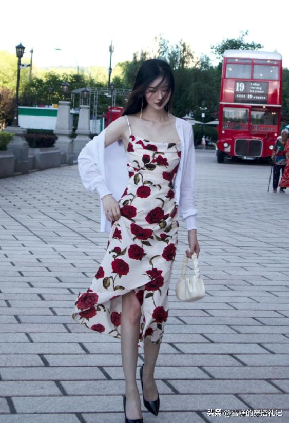 今年爆火吊带裙,最近很火的印花裙子