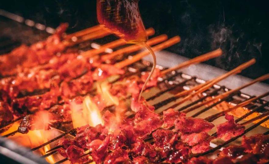 90后开烧烤店年收入200万,烧烤店一年赚七八十万元不成问题