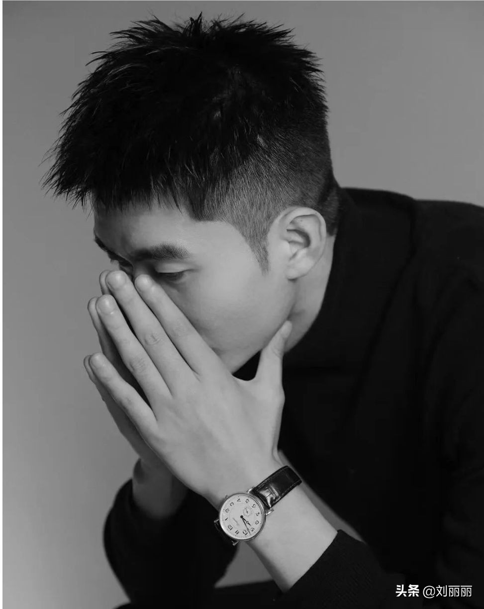 不铲两侧男士自然短碎发,两边铲光中间碎发的发型