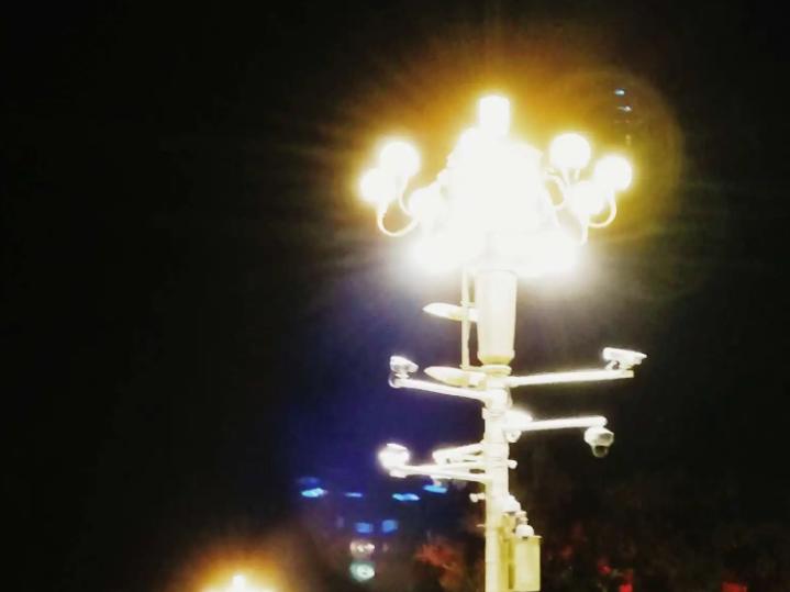 长安街253基华灯的秘密:62年前总理亲自拍板,长亮至今暗藏玄机