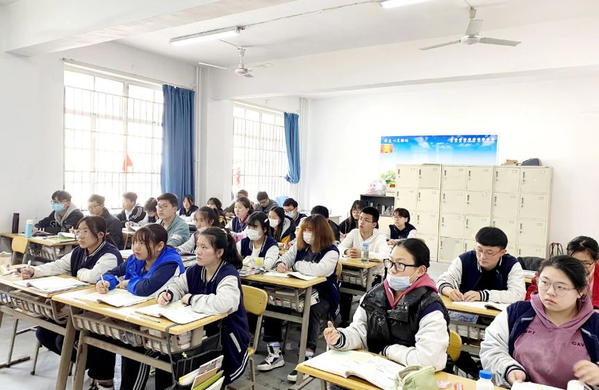 谁说一定要考高中读大学？17岁女孩不走寻常路，未来前途光明