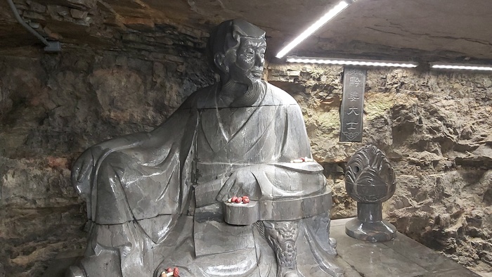 济南千佛山的飞来石的来历,济南千佛山的千佛洞的来历