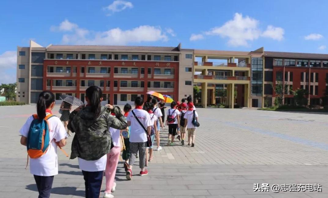 小学修校门，要花1000万？网友：1000万能建一所村小