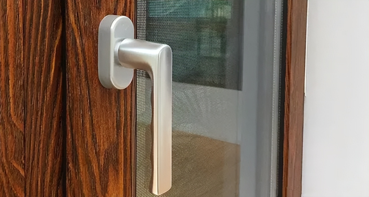 断桥铝窗把手搬不动维修视频,断桥铝窗户把手坏了怎么修