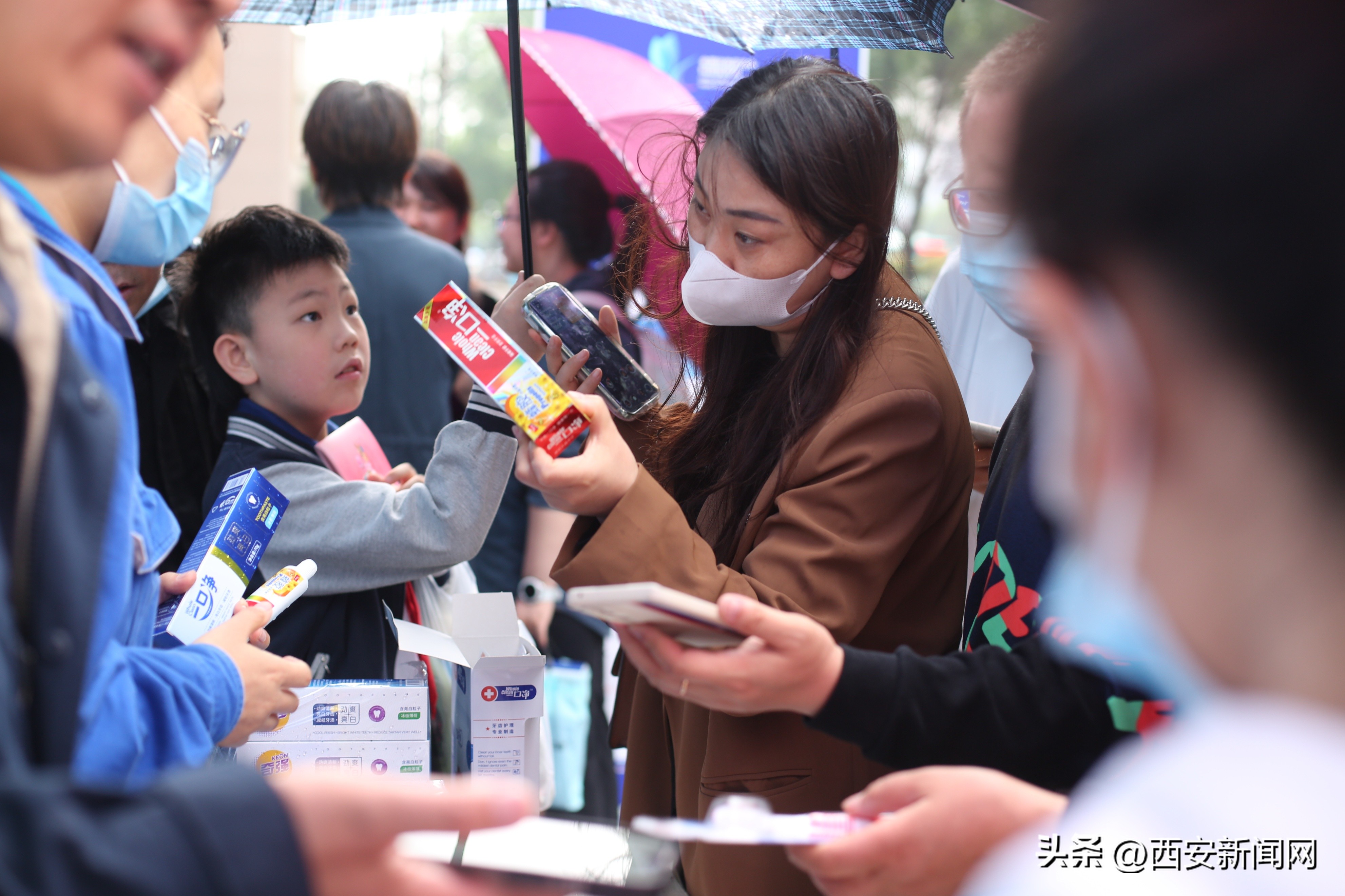 化妆品安全科普宣传周现场“一条龙”解答牙膏选购真相