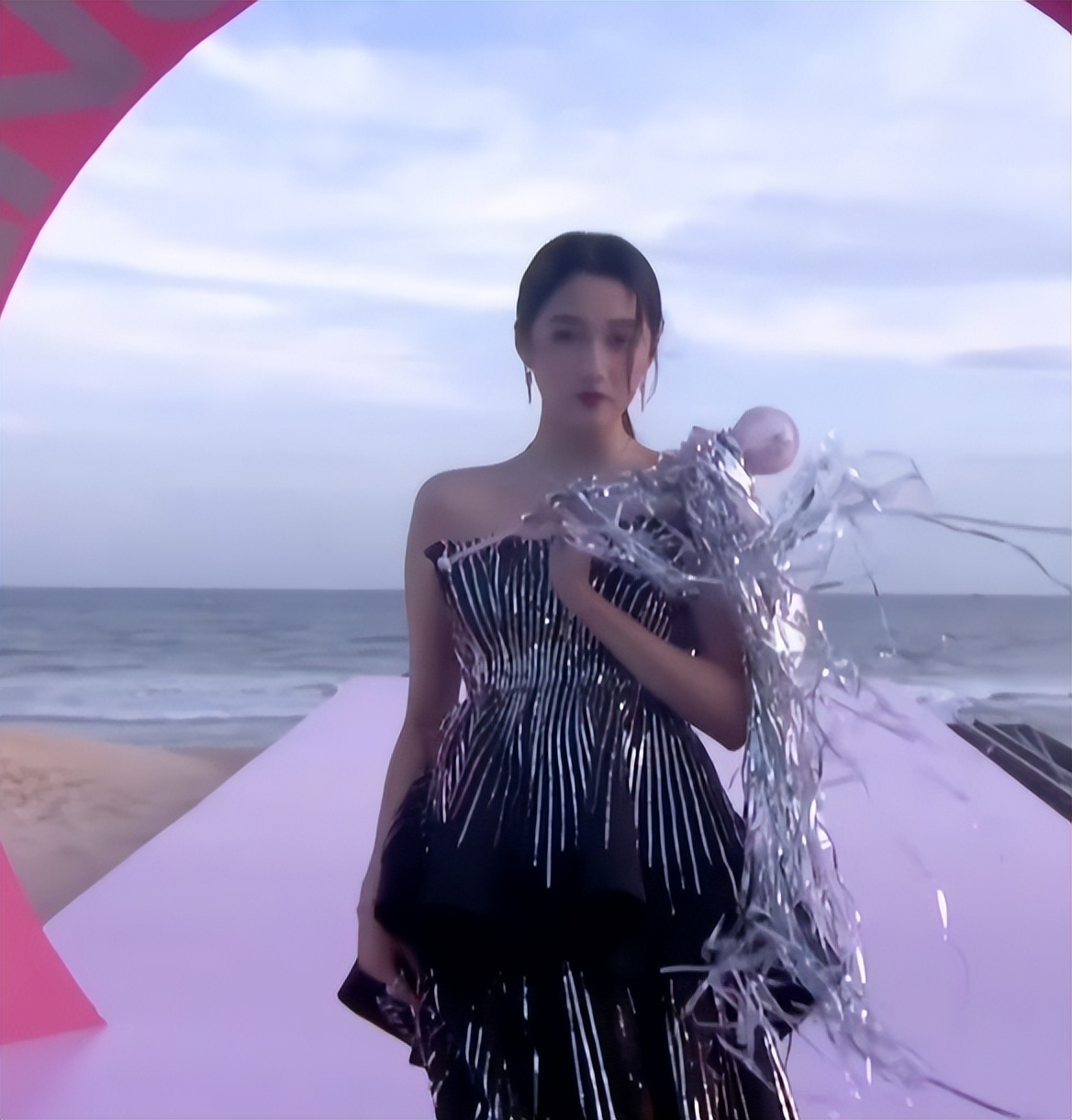 关晓彤为谁挡热搜,关晓彤烂大街造型