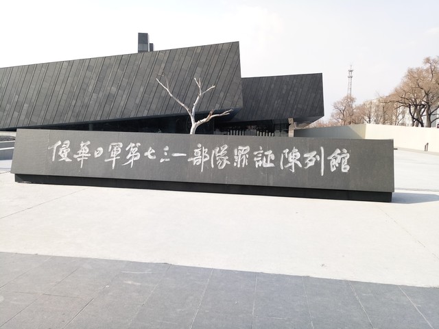 日本球迷赛后再次捡垃圾,日本球迷捡垃圾不是一面照妖镜