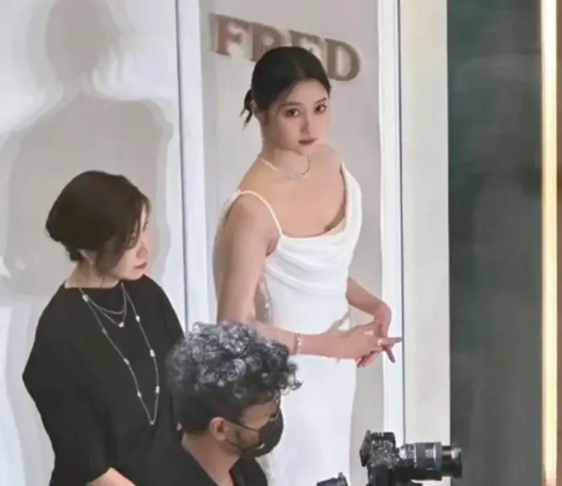 关晓彤最新照片女人味十足,关晓彤精修机场生图半身造型