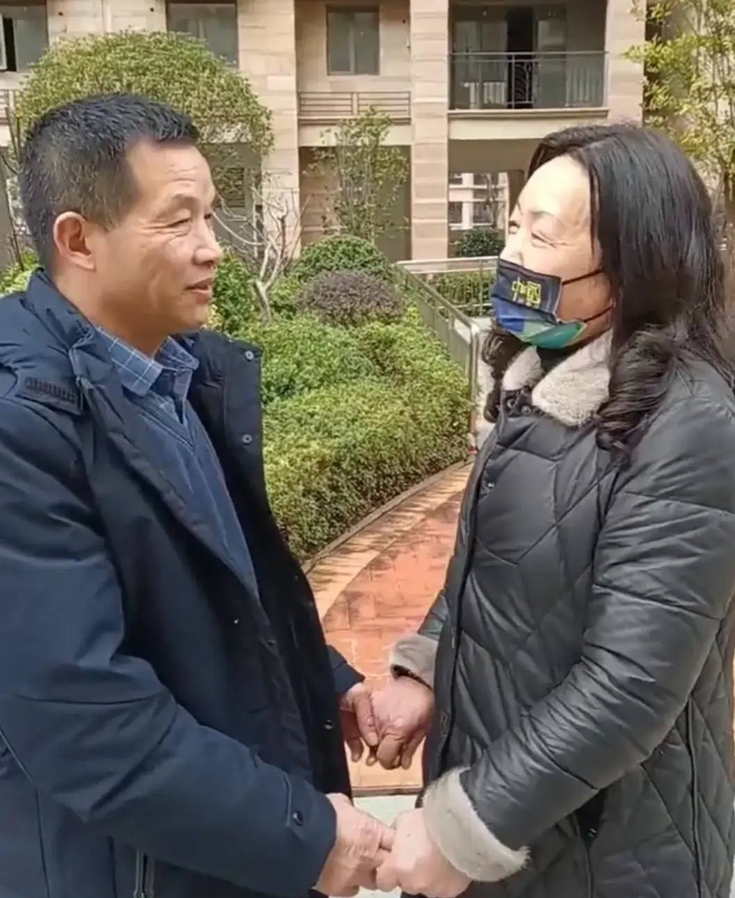 他坐牢27年后，被无罪释放，获赔496万元，如今55岁，又结婚了