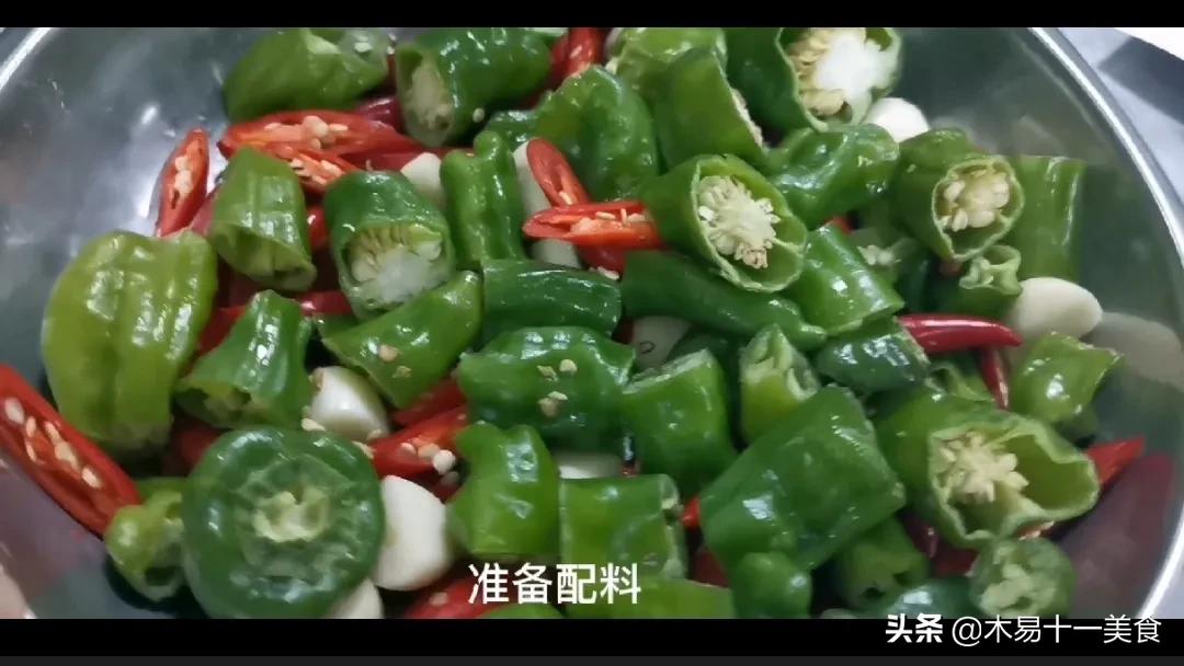 饭店大厨制作炒鸡视频,生炒小公鸡正宗做法