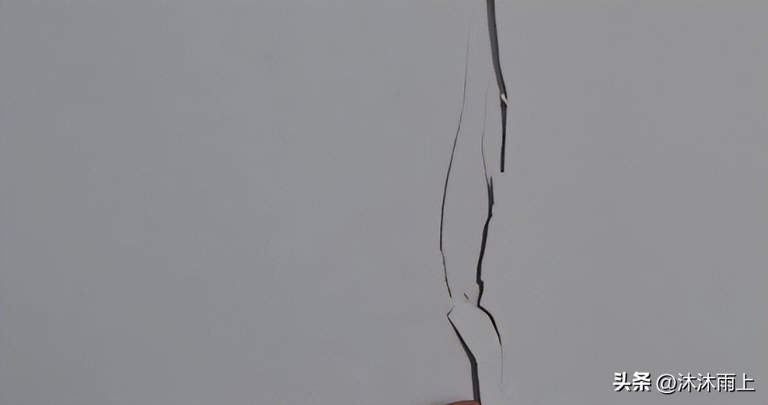 装修时乳胶漆墙面破了怎么处理,装修乳胶漆有裂缝怎么回事