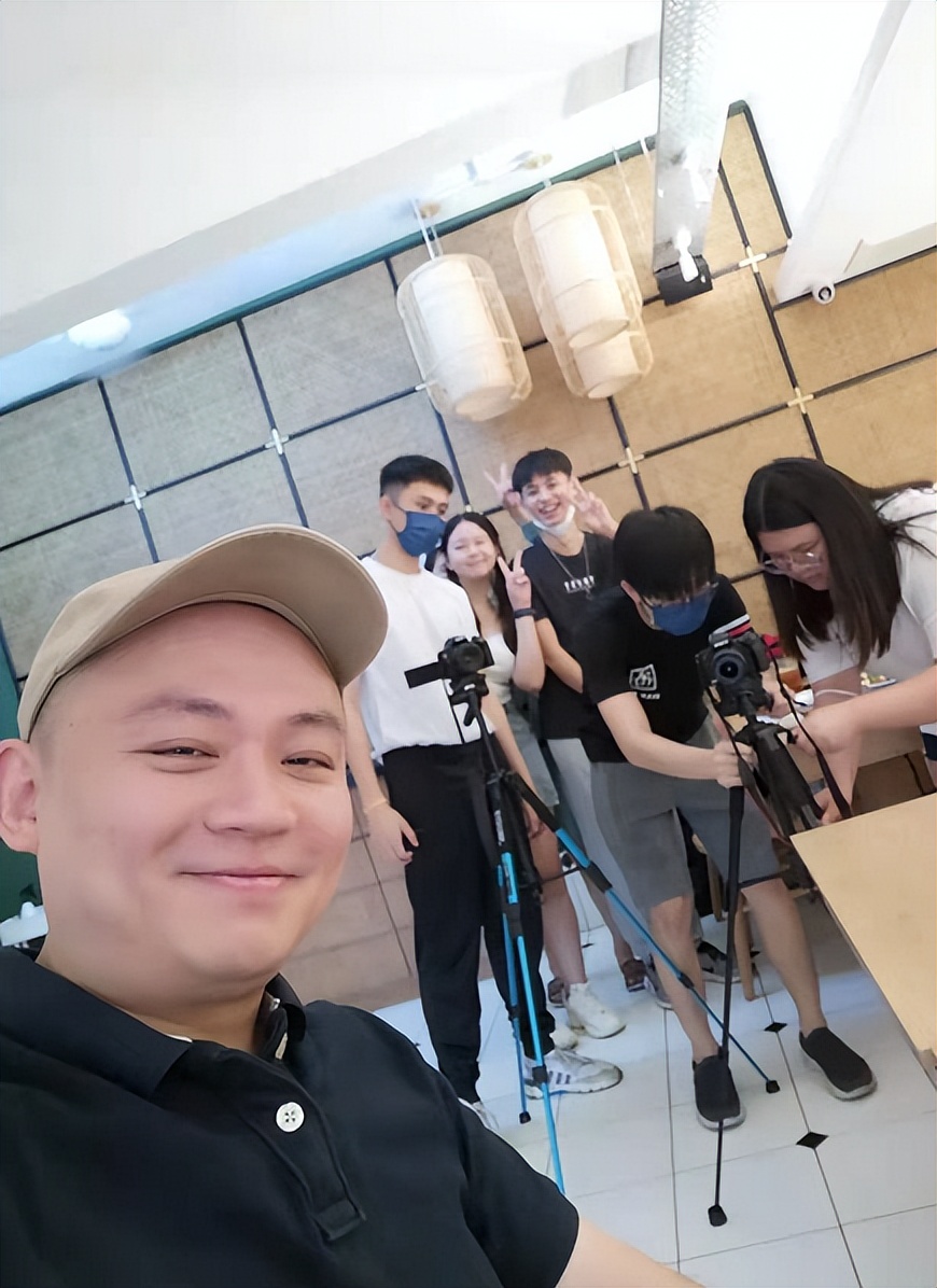 我，80后重庆人，到马来西亚开火锅店爆火，当地人吃免费蘸料上瘾