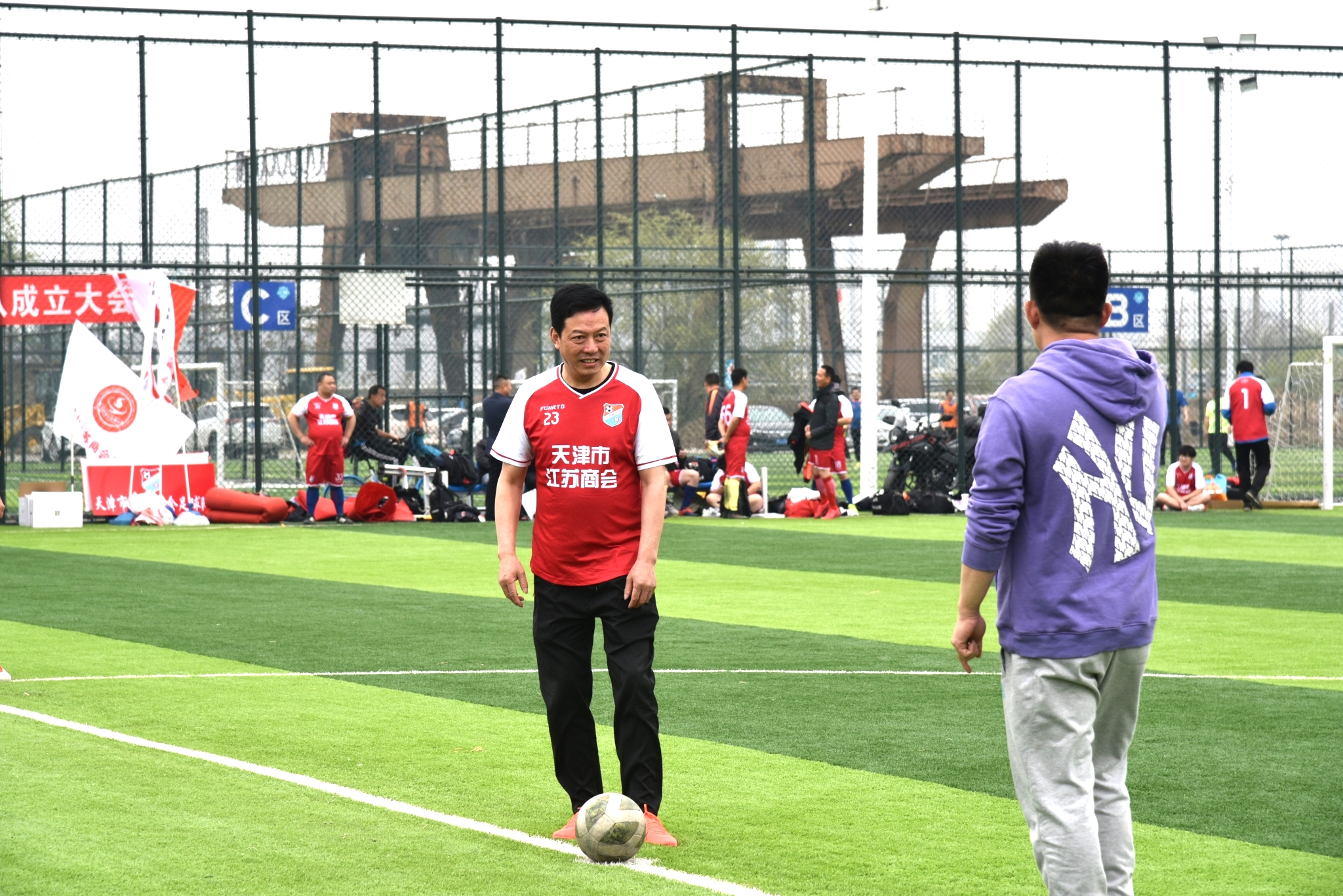 林谷春为天津江苏商会足球队授旗成建新为尤斌颁发*党**建指导员聘书