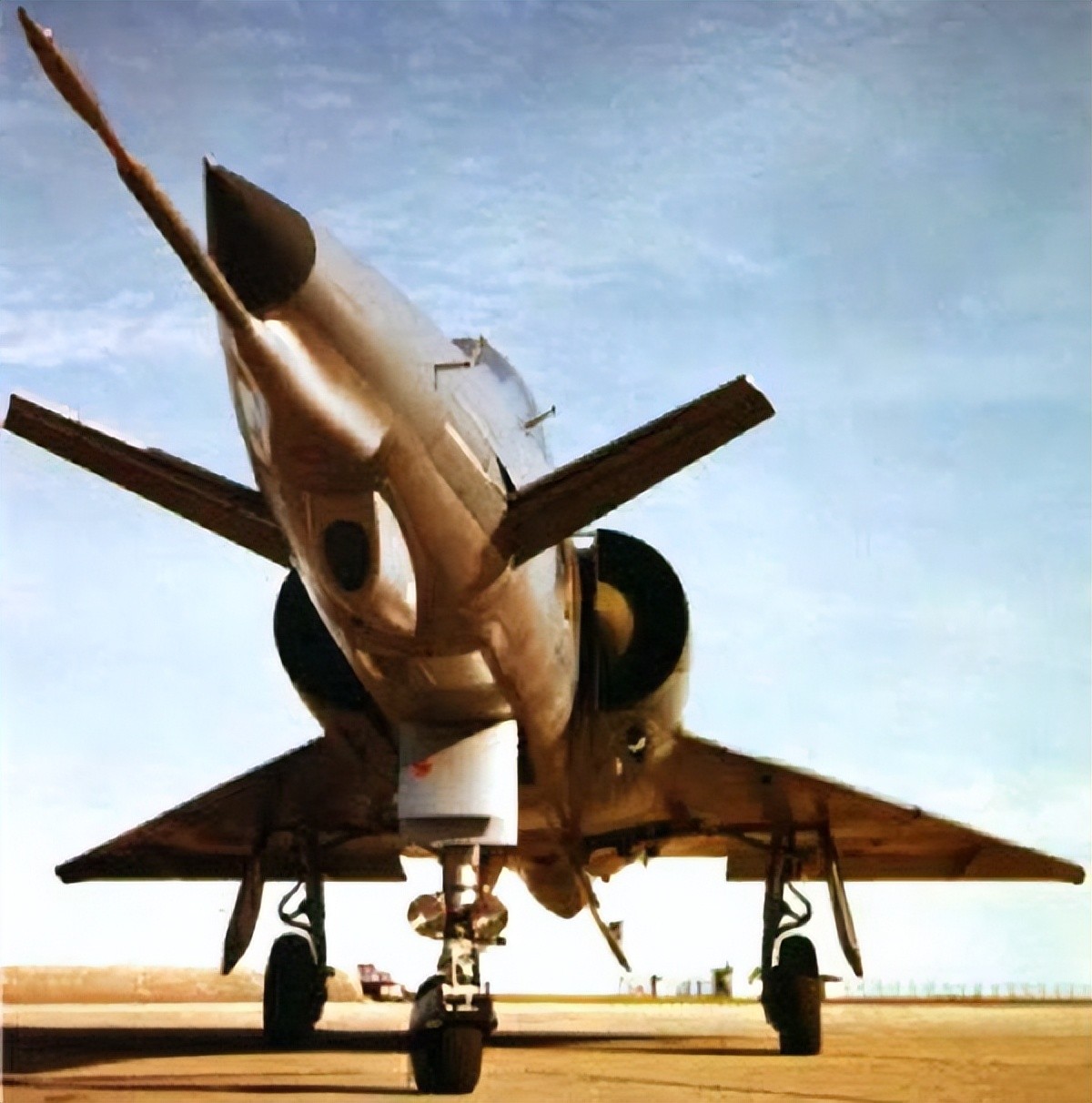 幻影Ⅲ加上两撇八字胡，和A-7去瑞士PK，最后赢家是F-5