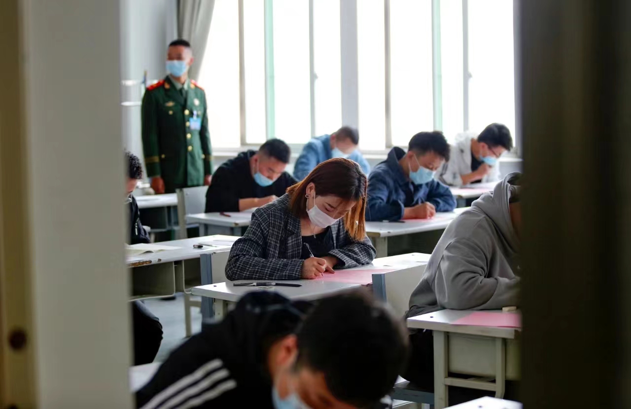 军队文职人员专业技术岗有前途吗,军队文职与事业编哪个更有前途