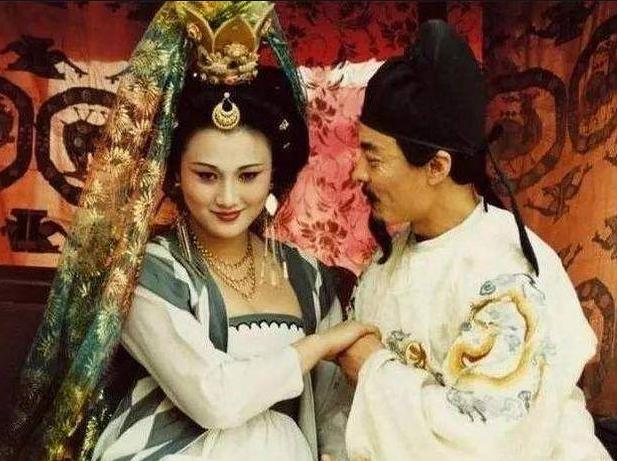 杨贵妃和安禄山暗生情愫，因怕被发现误打误撞发明一物，沿用至今