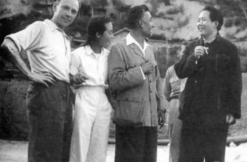 毛主席与香烟:烟瘾很大,晚年独爱贺龙推荐的“132”雪茄烟