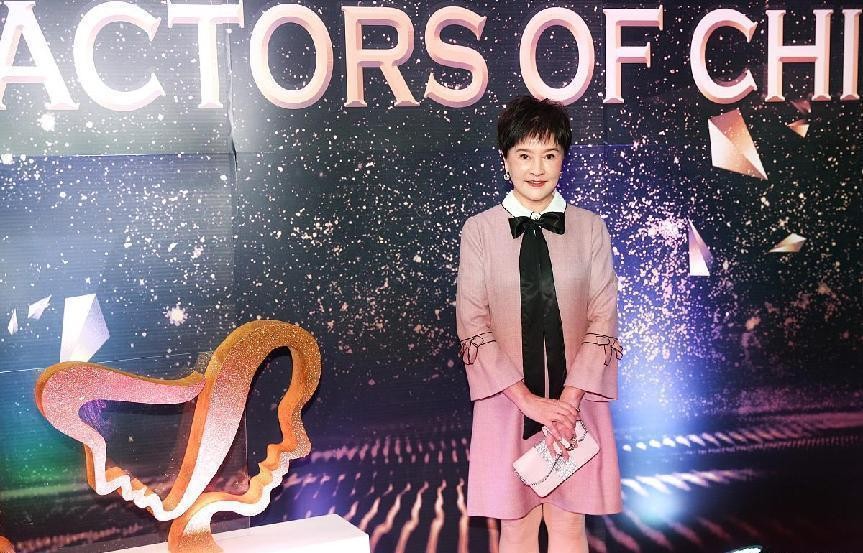 冯远征和老婆唐装照片,冯远征老婆穿红裙