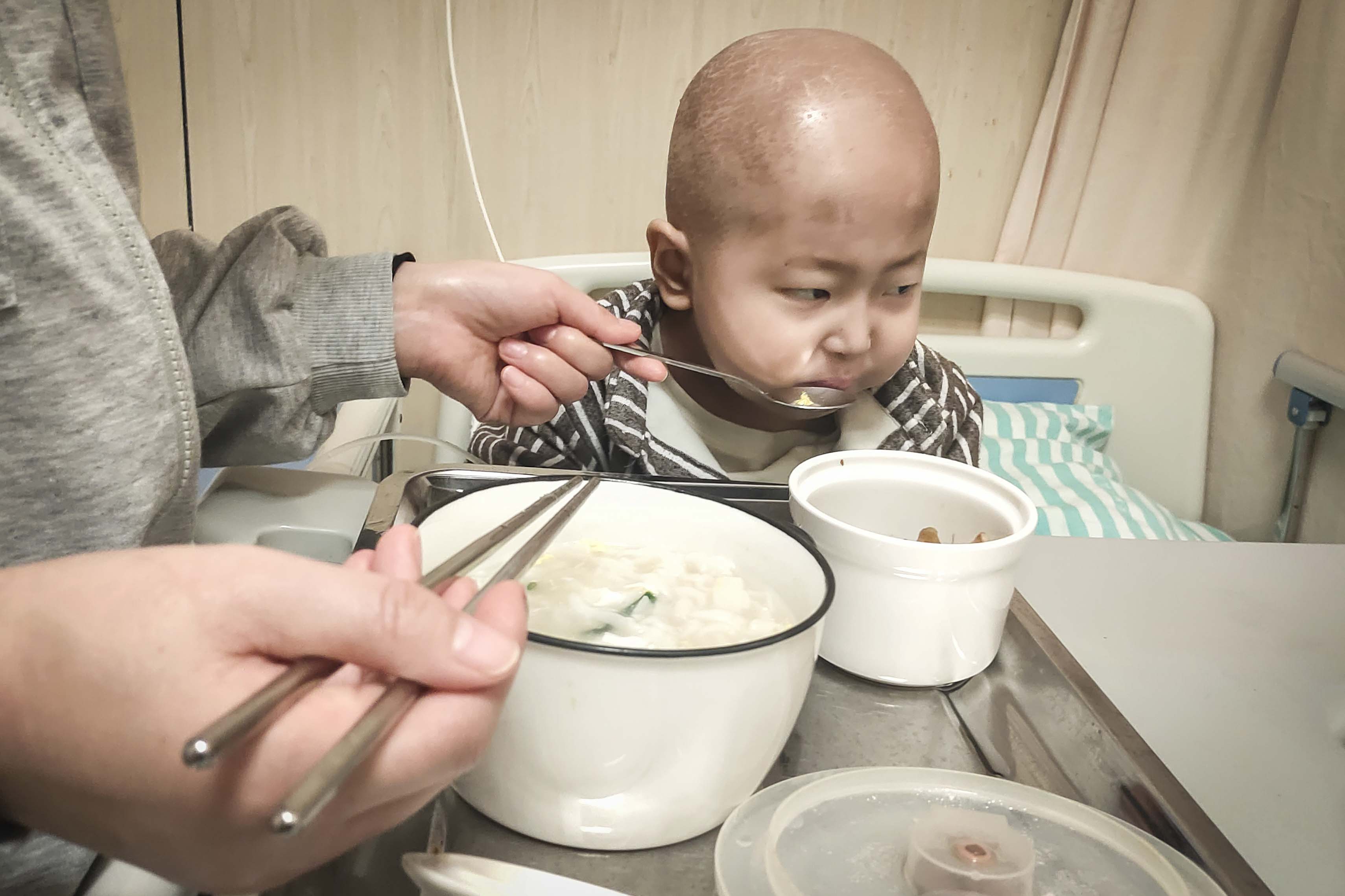 老父亲患癌后放弃治疗含泪去世，中年父亲为救重症儿无助到绝望