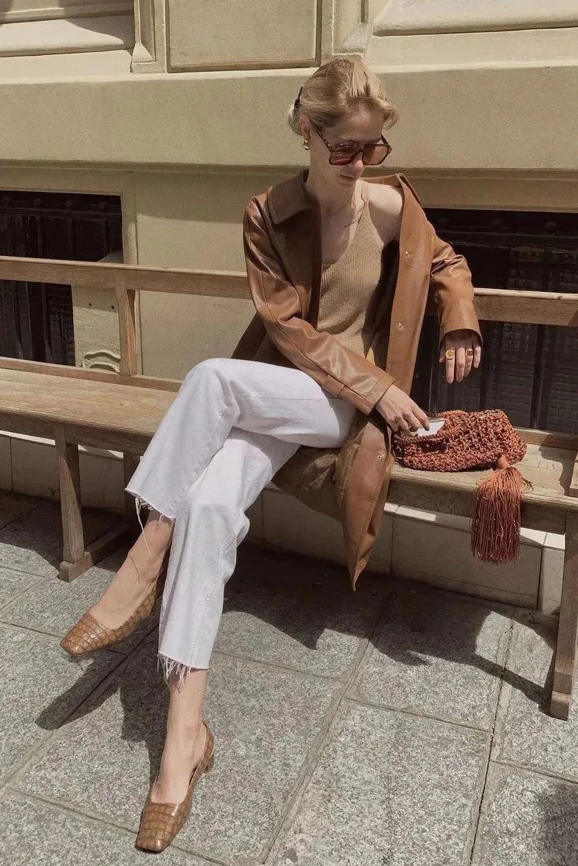 直筒牛仔裤小白鞋穿搭,小白鞋牛仔裤秋冬穿搭图片