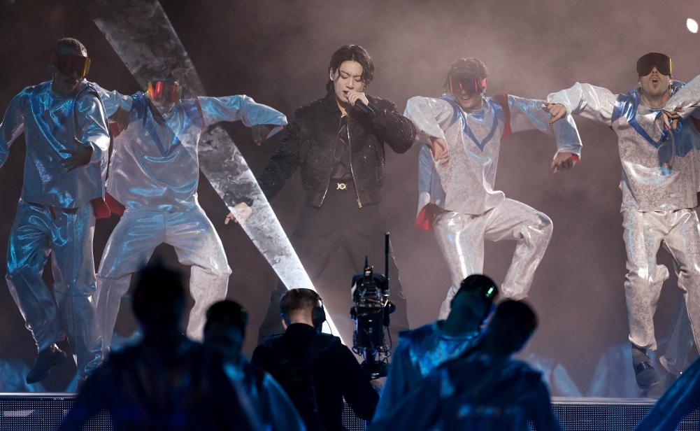 世界杯开幕式表演者戴的红色墨镜,足球世界杯开幕式田柾国