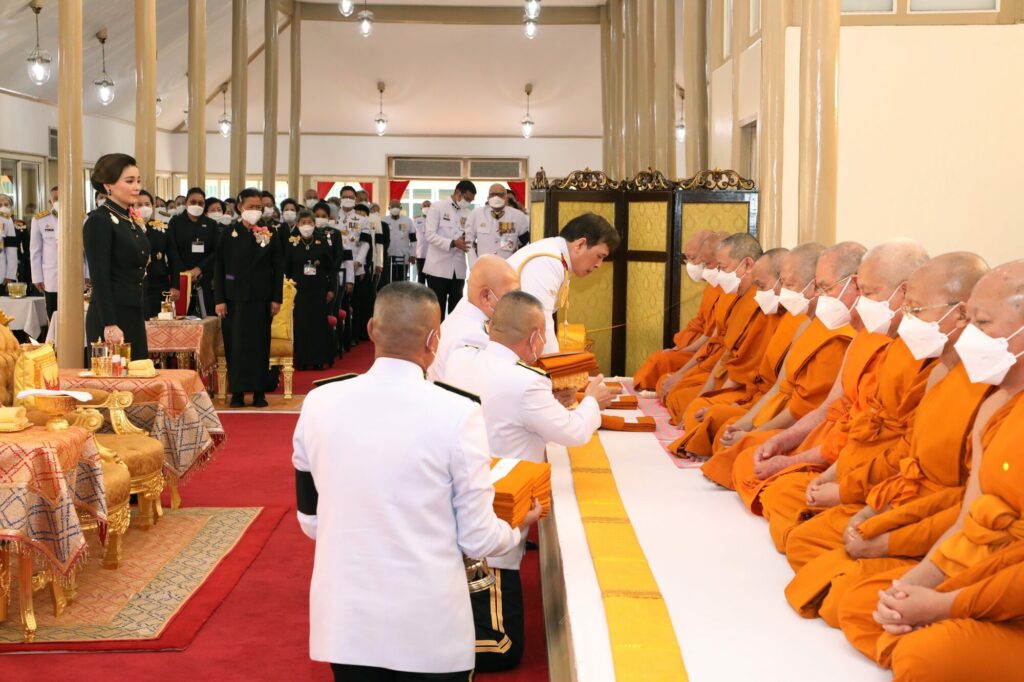 泰国国王皇后下跪,泰国王后跪在国王面前