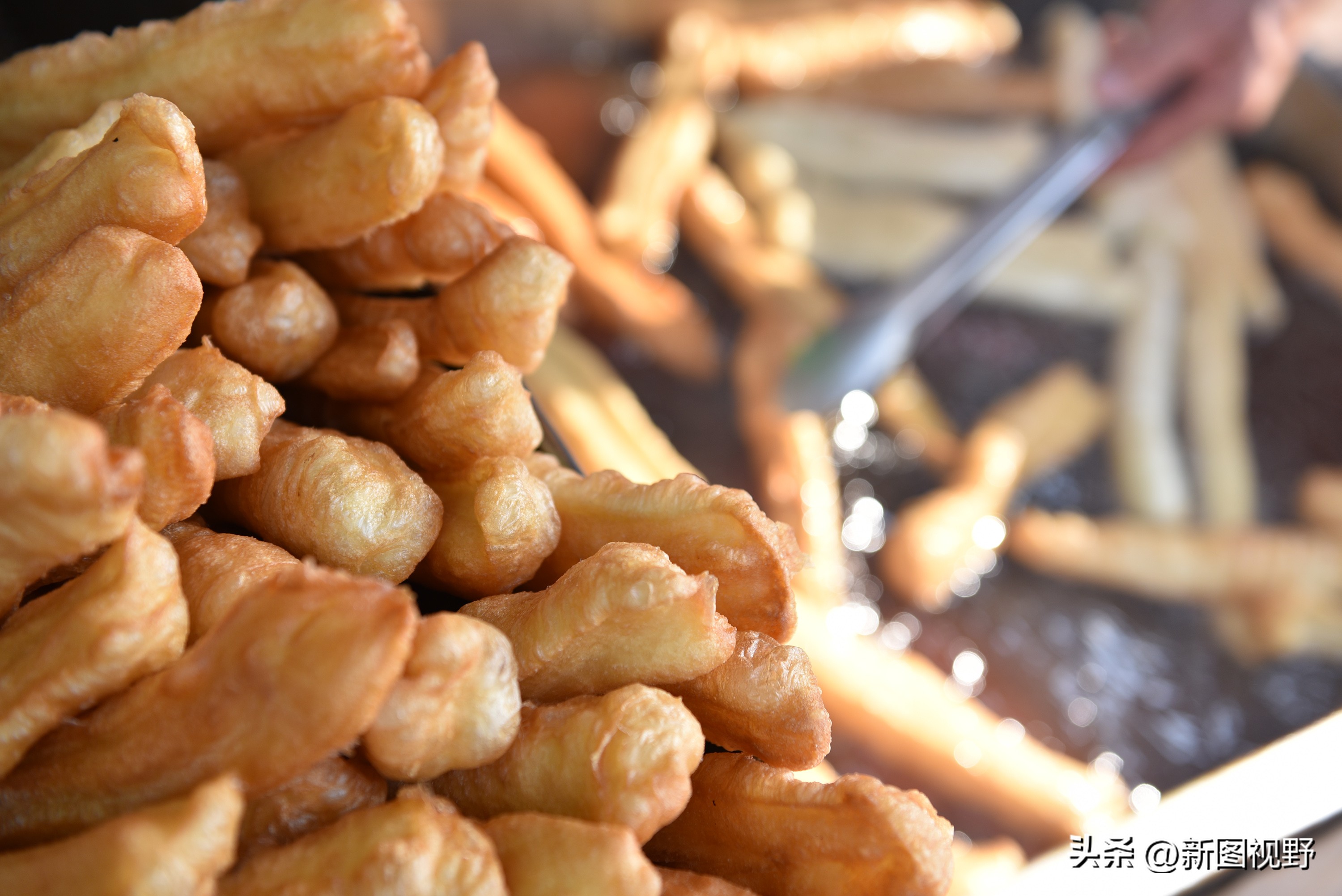 夫妻炸油条馓子，凭一把铁锤破译财富密码，打拼14年实现财务自由