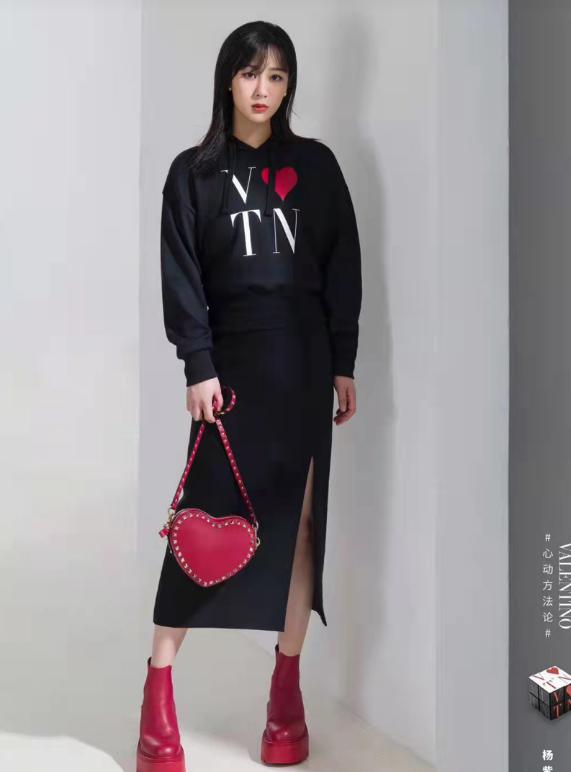 春天穿搭女2022高级感卫衣,卫衣配什么裙子好看春天