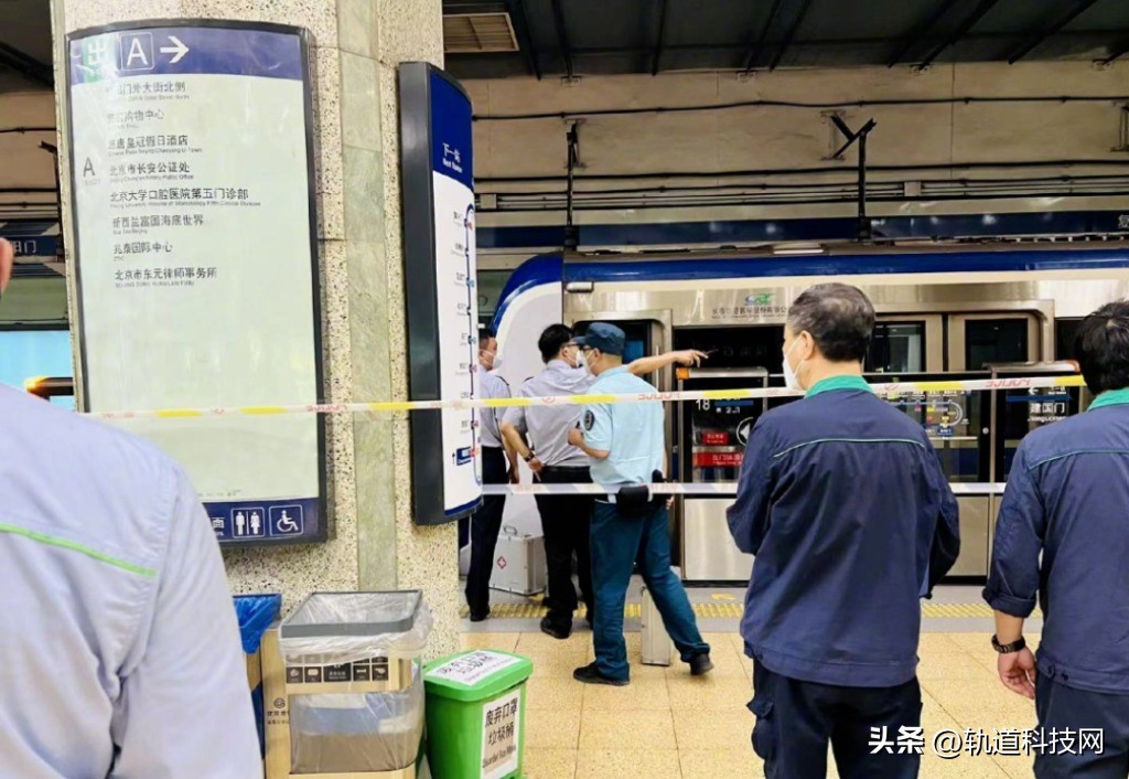 北京地铁2号线卧轨事件,北京地铁2号线乘客为啥翻入轨道