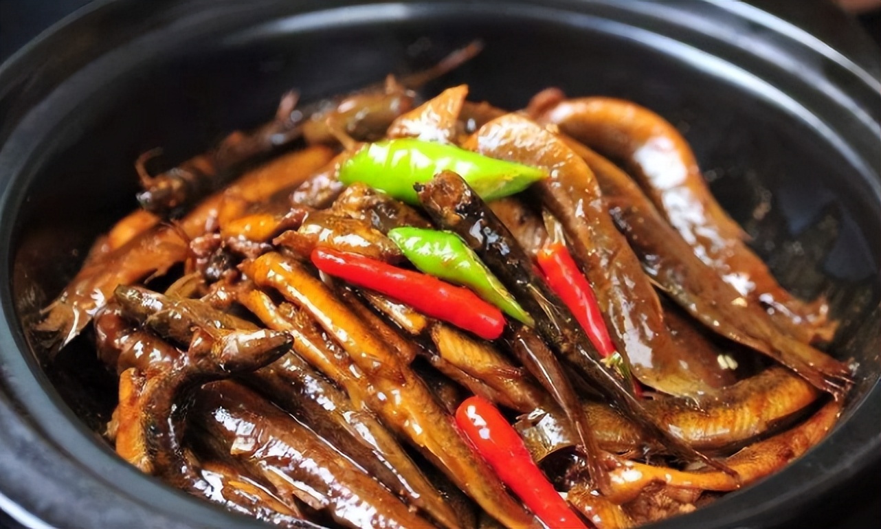 被误解的泥鳅，过去嫌脏拿来喂鸭，现在半斤15元，连内脏也能吃