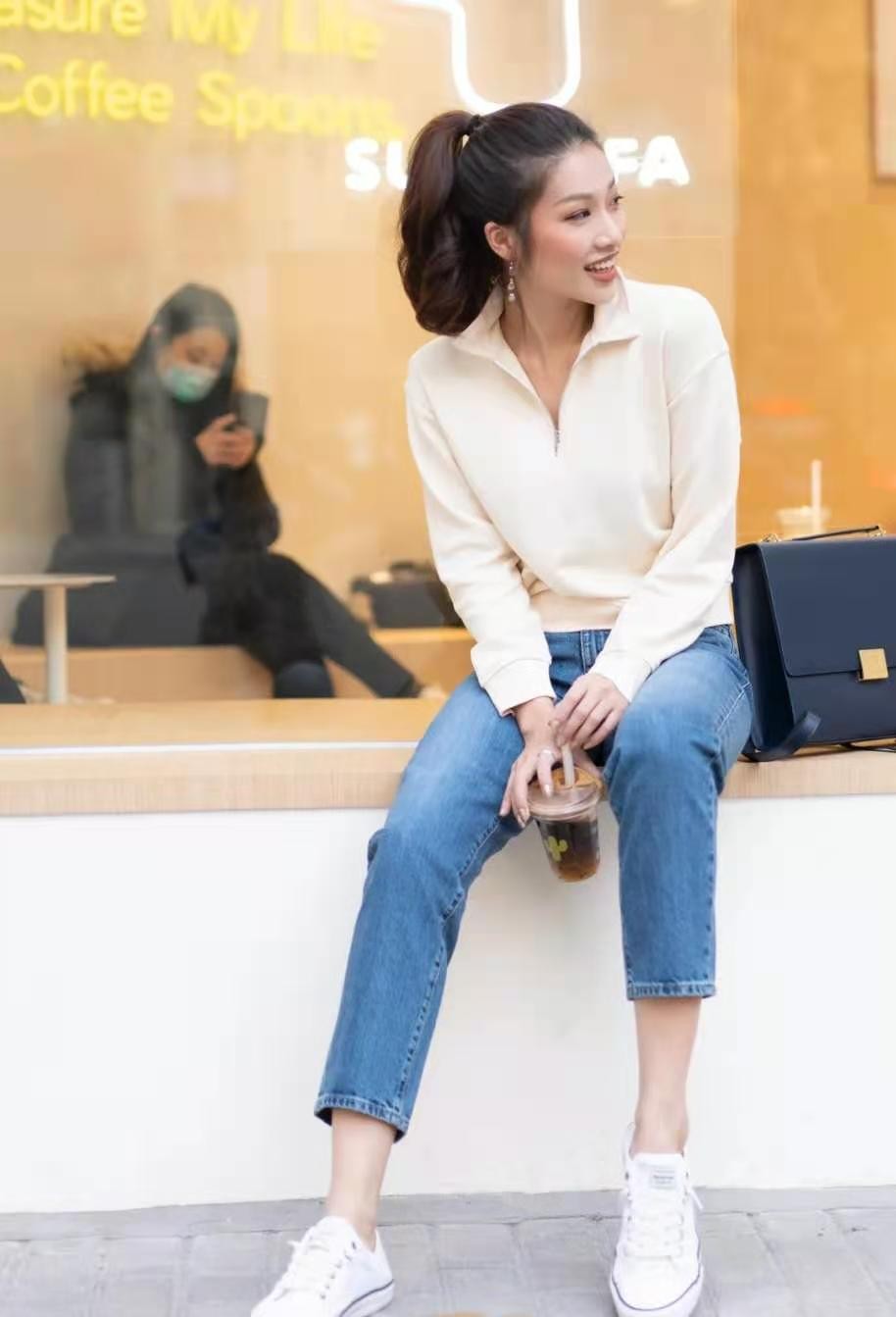 今年流行连帽卫衣内搭洋气又时髦,拉链款宽松版卫衣怎么穿时尚漂亮