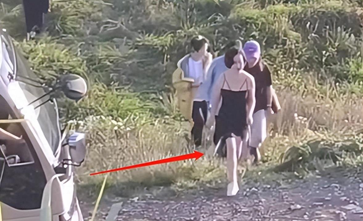 何超琼现身贵州身材惊艳,何超琼现身贵州山区