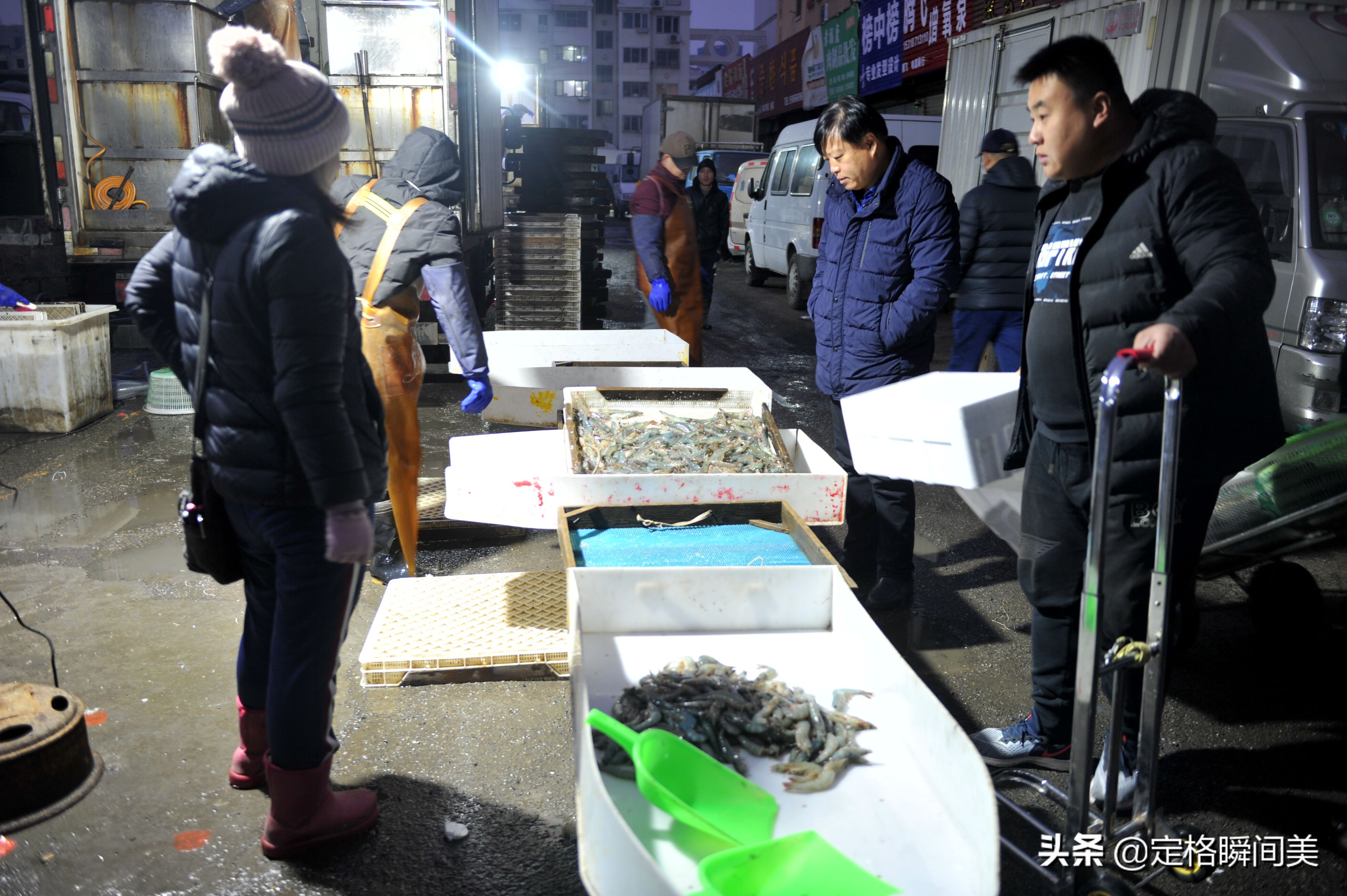 “挣不出饭钱来”，买卖淡季海鲜早市客流量稀少，摊主啃馒头坚持