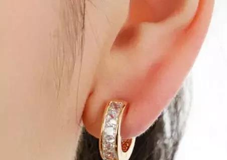 美女打耳洞后在株洲长出了“新耳朵”！