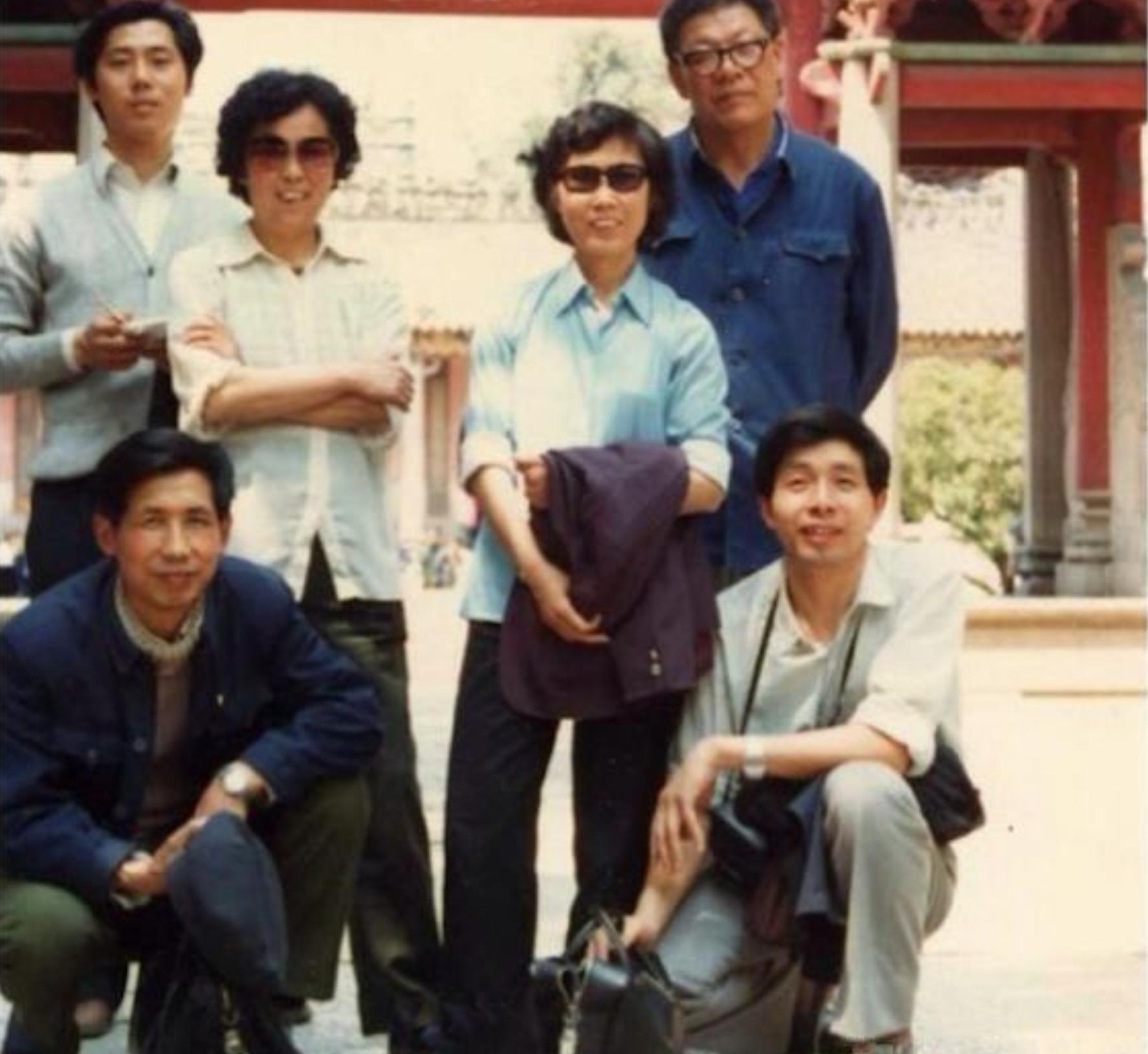 自己住豪宅娶娇妻，却对儿子30年不闻不问，晚年欲买豪车劝子回家