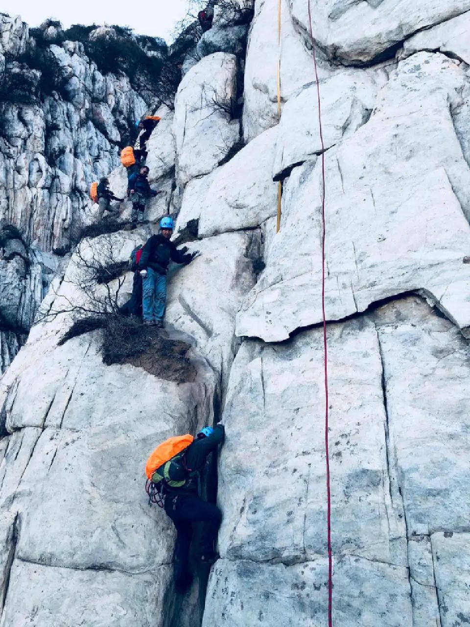 20230513嵩山月亮坡四号线溜腿，旁边的小山脊又出意外了