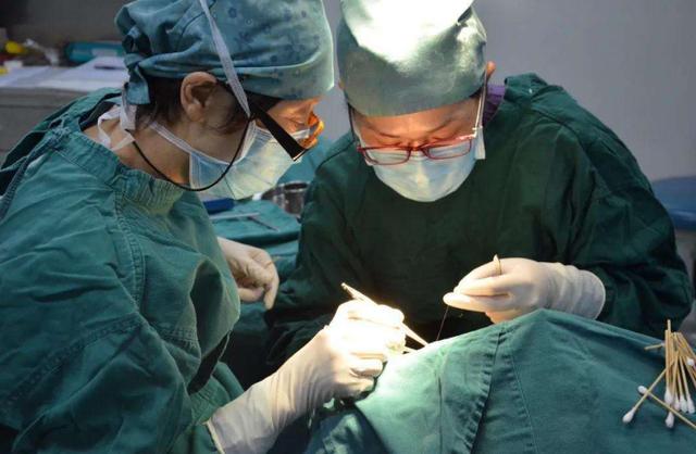 手术时，医生切开的伤口怎么不流血？说出真相