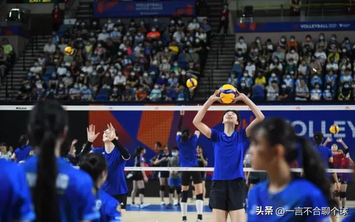 中国女排香港站活动场面,蔡斌和女排队员袁心玥李盈莹