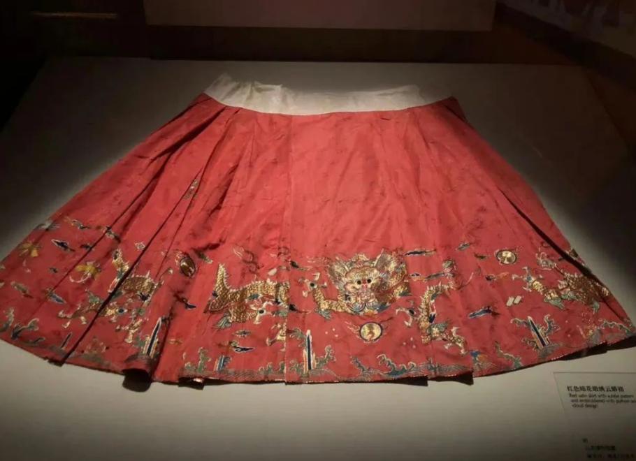 迪奥抄袭中国马面裙，韩国说青花瓷是他们的，文化挪用何时休