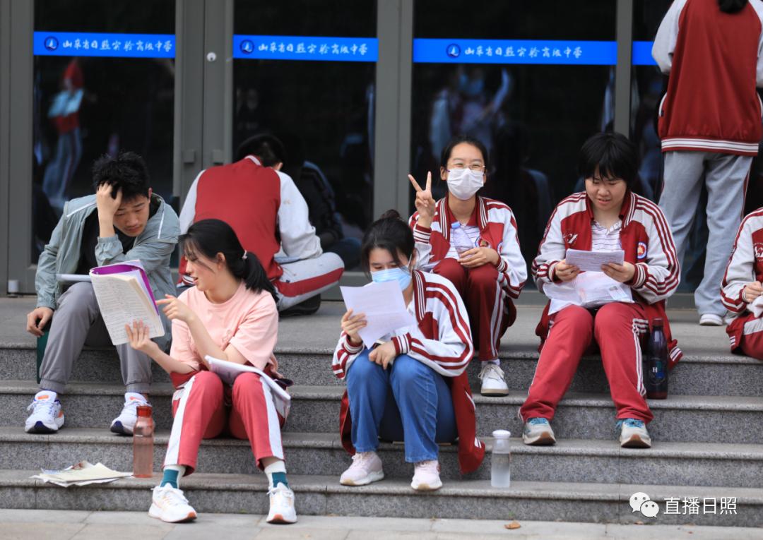 直击2023高考现场暖人瞬间,直击2023高考场外实拍视频