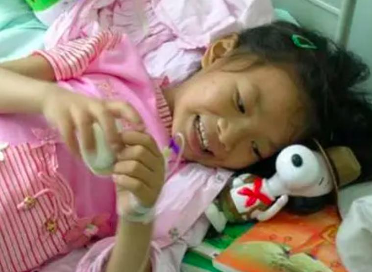 05年四川8岁白血病女孩不愿拖累养父，悄悄写下：自愿放弃治疗