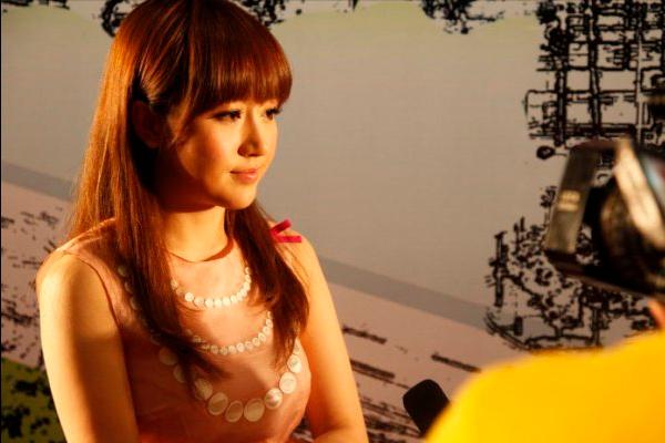 石磊潘阳结婚照,潘阳石磊一家三口照