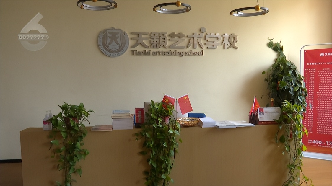 女孩学舞蹈被老师压骨折,女子学瑜伽时被教练压骨折