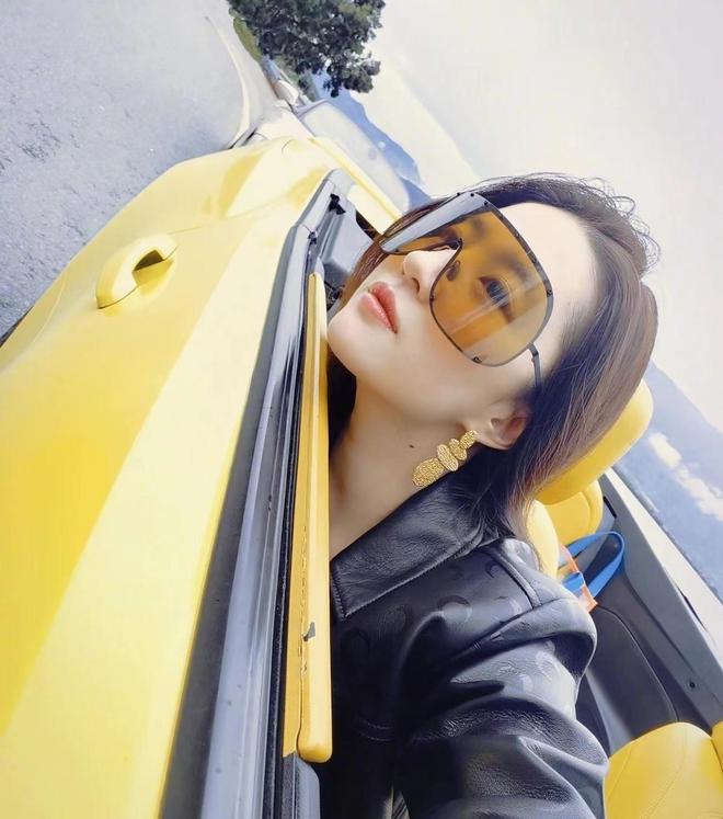 刘亦菲穿西装和风衣,刘亦菲现身巴黎戴墨镜