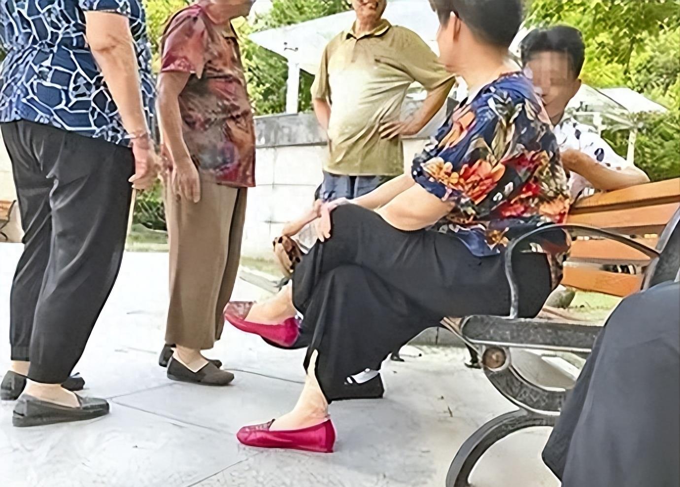 嫖客排队预约，一少妇因卖淫被举报