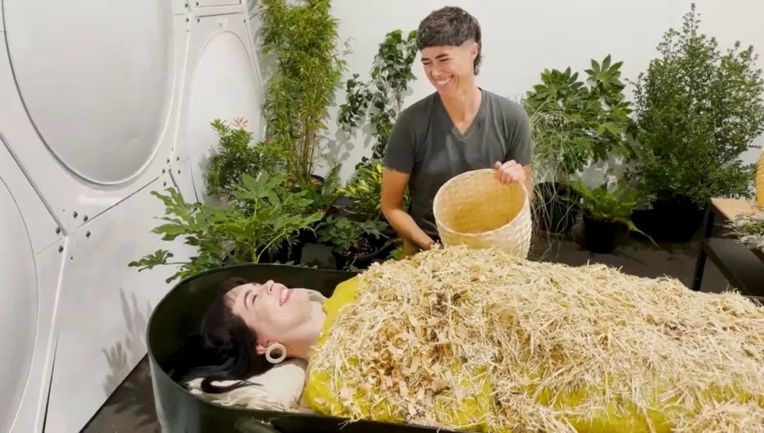 80后女孩记录世界奇葩葬礼，吸粉200万