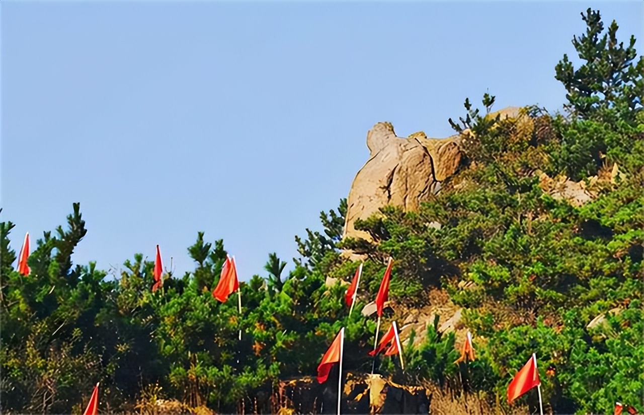 干部发现山头长得像毛主席，孔令华初见落泪，李讷感叹：太像了